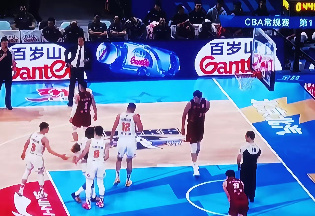 开云平台-球赛现场突发意外事件，球员瞬间紧张