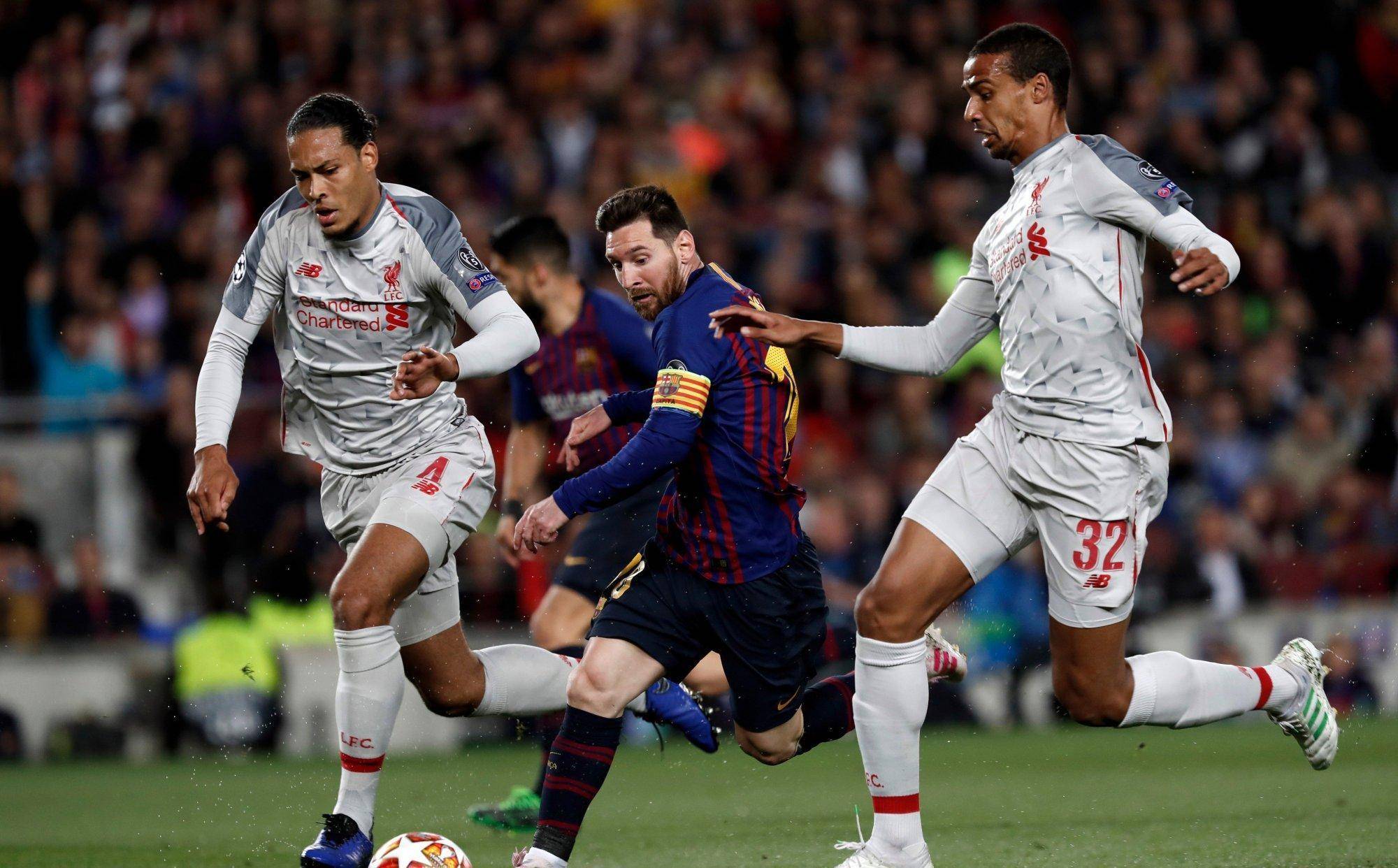 关于足球比赛中哪位球员表现最出色，值得称赞？的信息