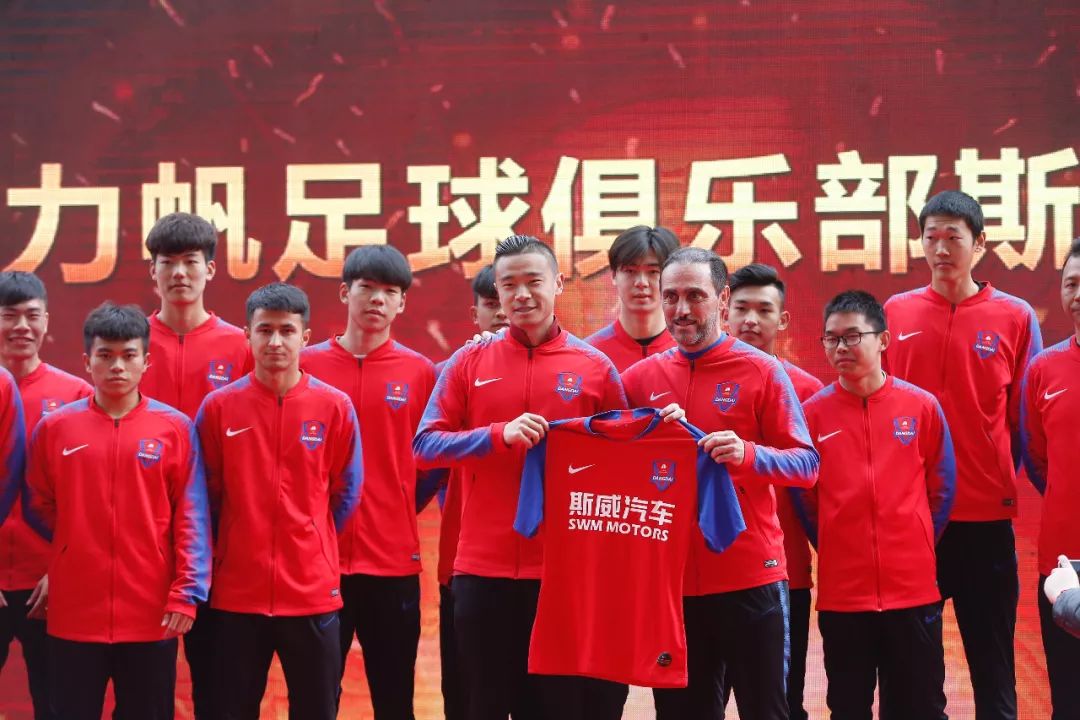 包含重庆队取得连胜：中超赛场璀璨战泉城点亮的词条