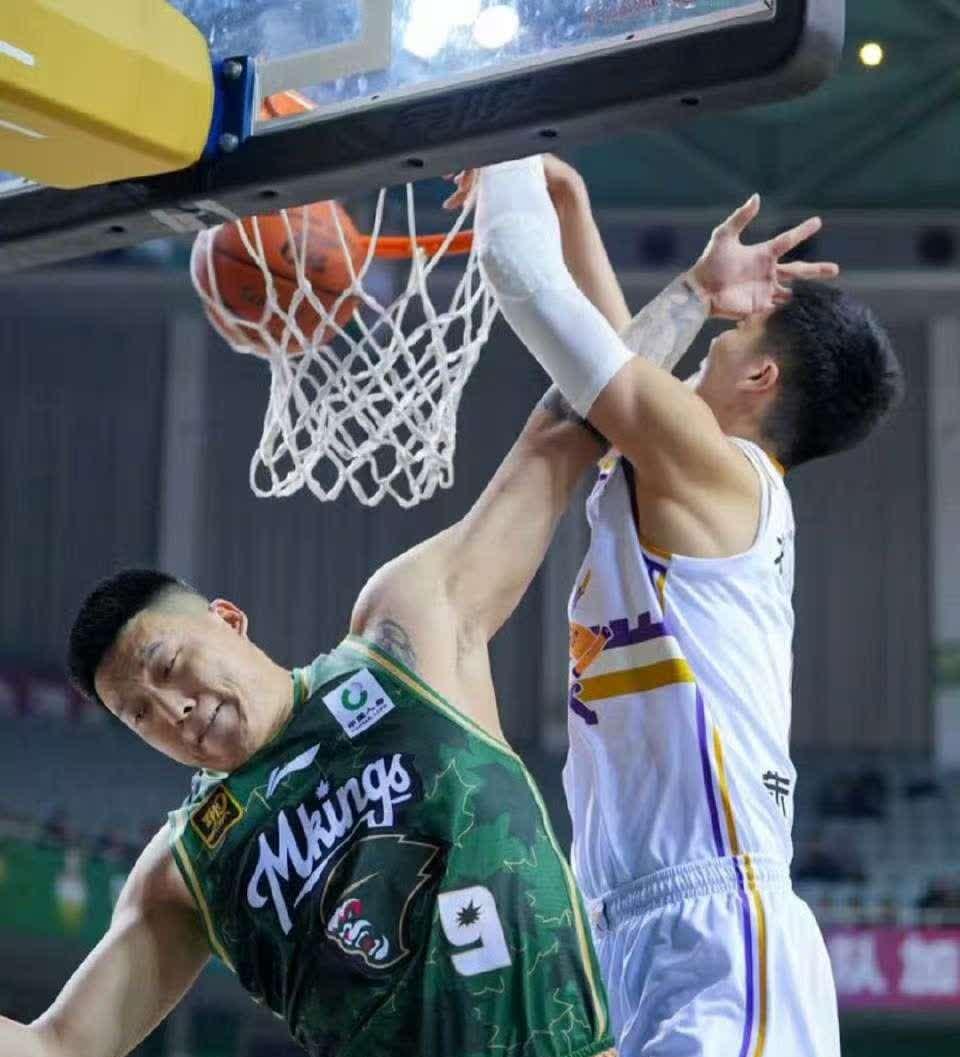 体育赛场风云变幻，观众目不转睛