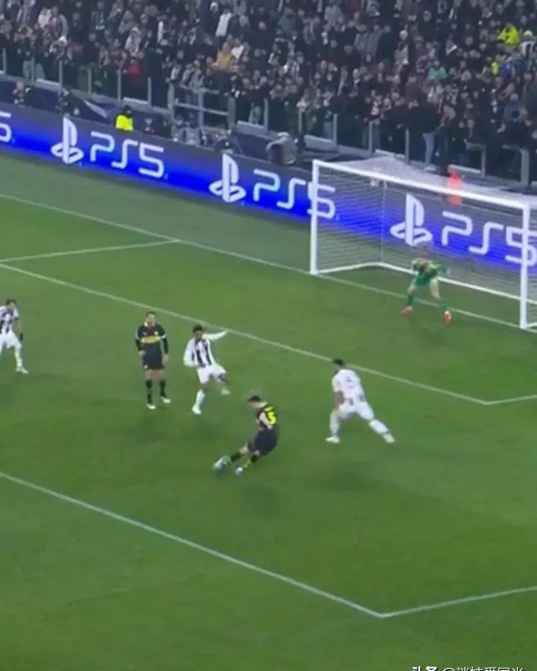 包含尤文图斯队员受伤下场，球队寻找替补解决方案的词条