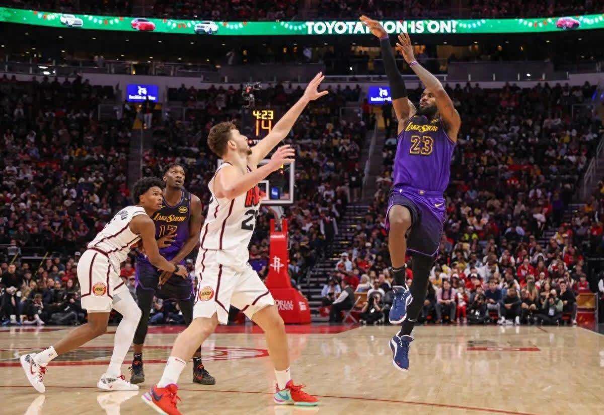 开云官网-篮球联赛场上较量激烈，球员拼尽全力