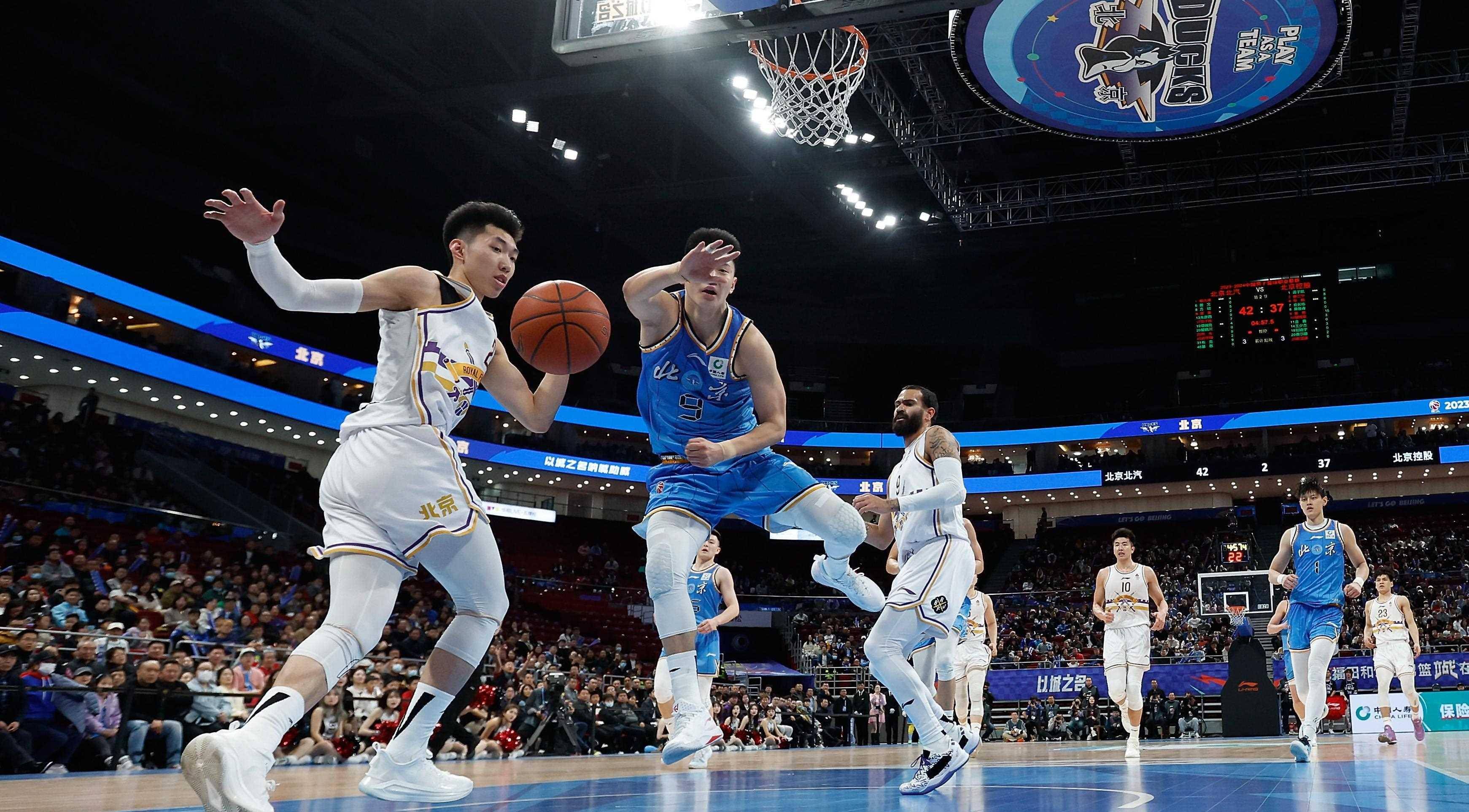 篮球联赛场上较量激烈，球员拼尽全力