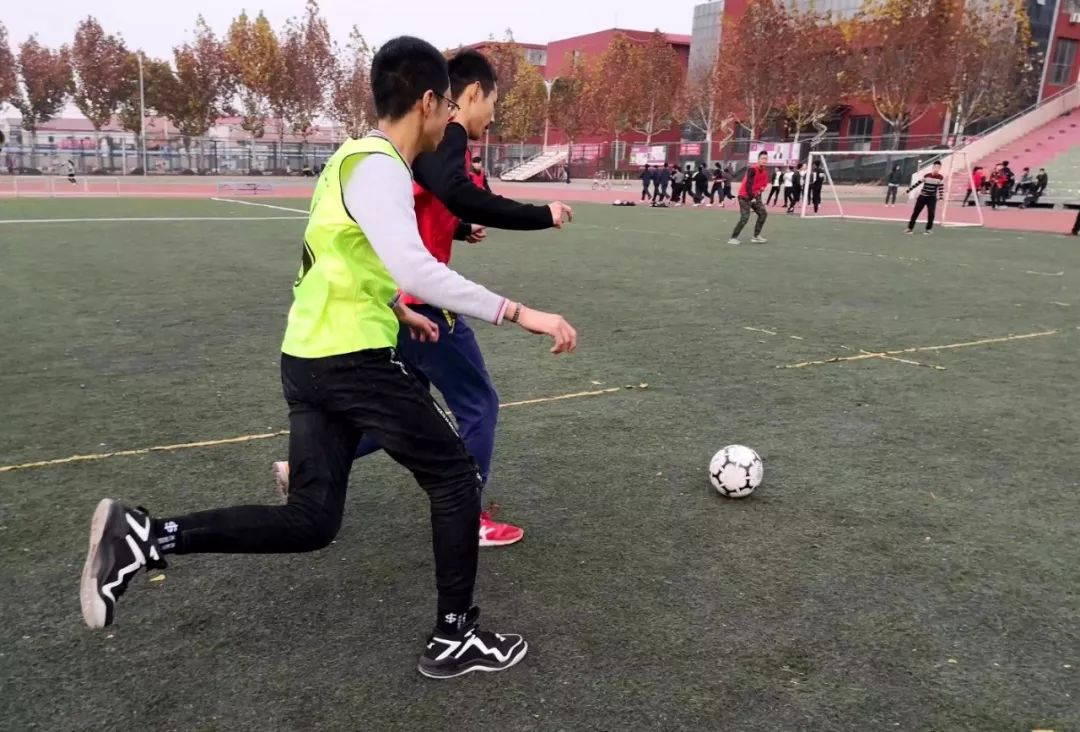 球员交流分享训练心得，团队凝聚力瞬间提升