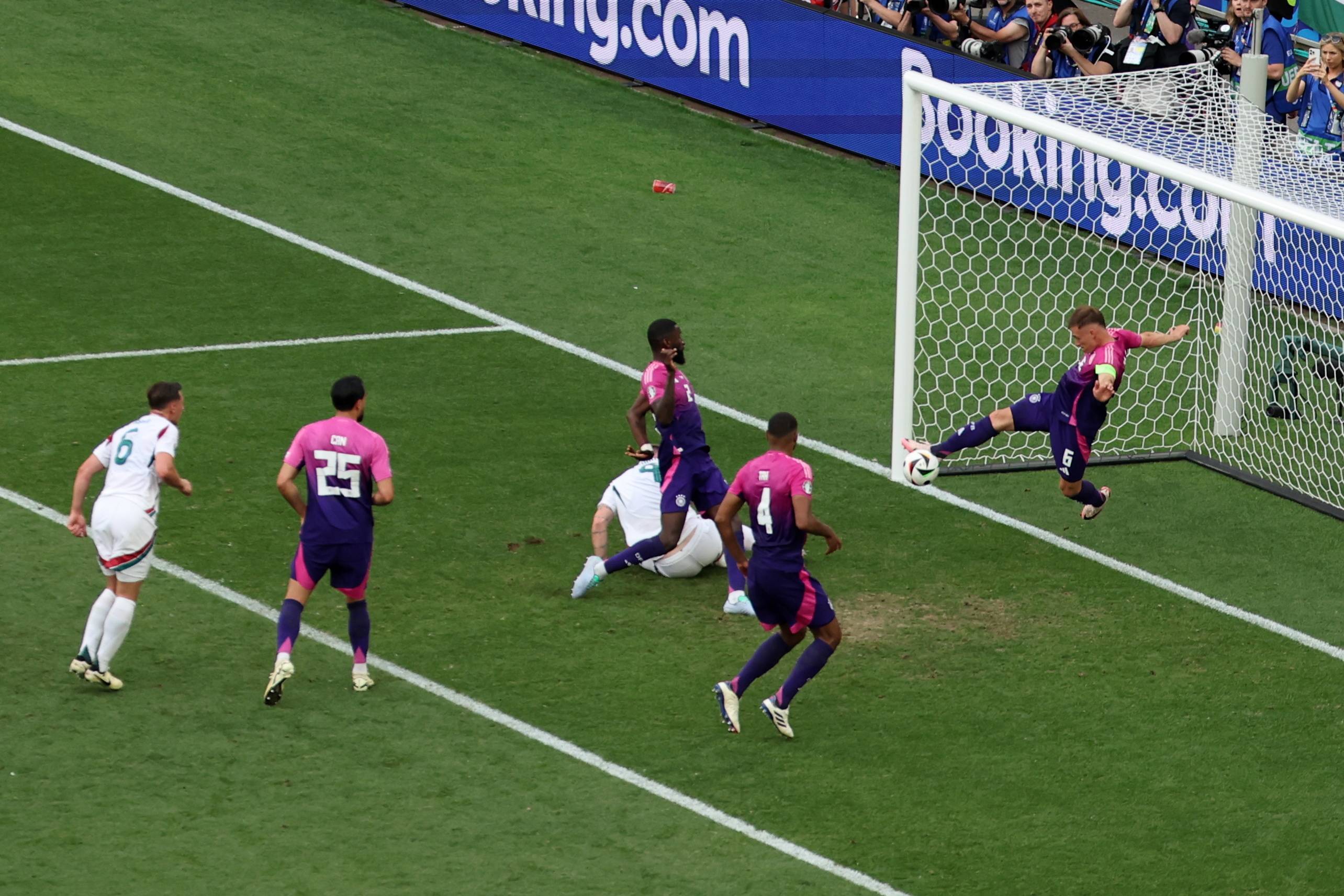 足球赛事中球员们技术展示抢眼无比