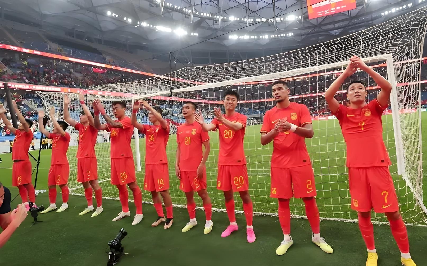 足球赛事中球员们技术展示抢眼无比