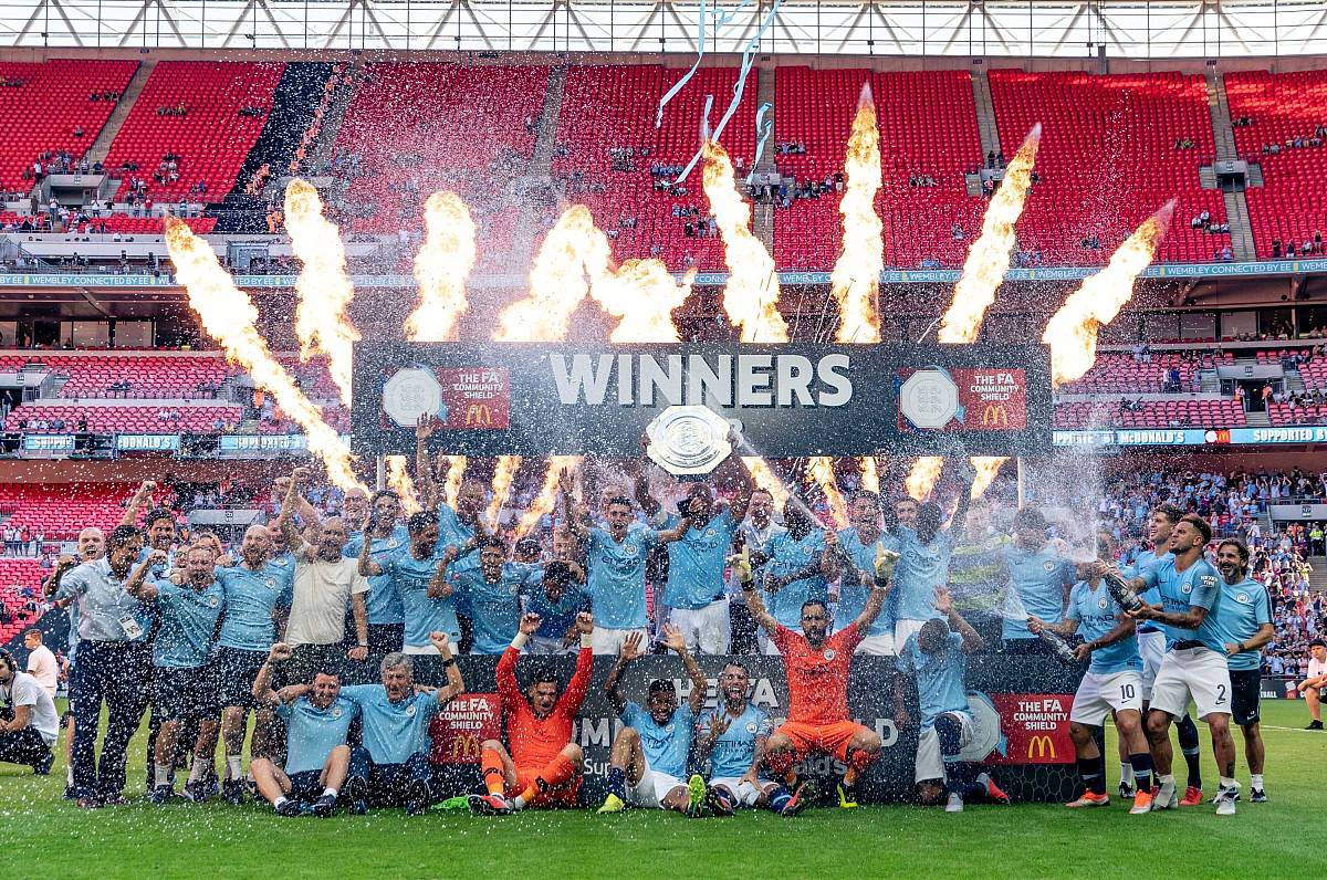 包含欧冠淘汰赛火爆开幕，球迷狂热看点无数的词条