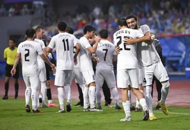 关于阿联酋球队在场上展现出色表现，取得胜利的信息