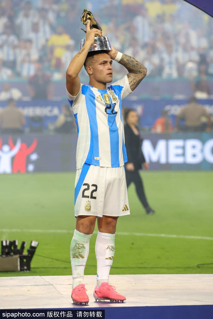 阿根廷队夺得美洲杯冠军，梅西展现出色球技