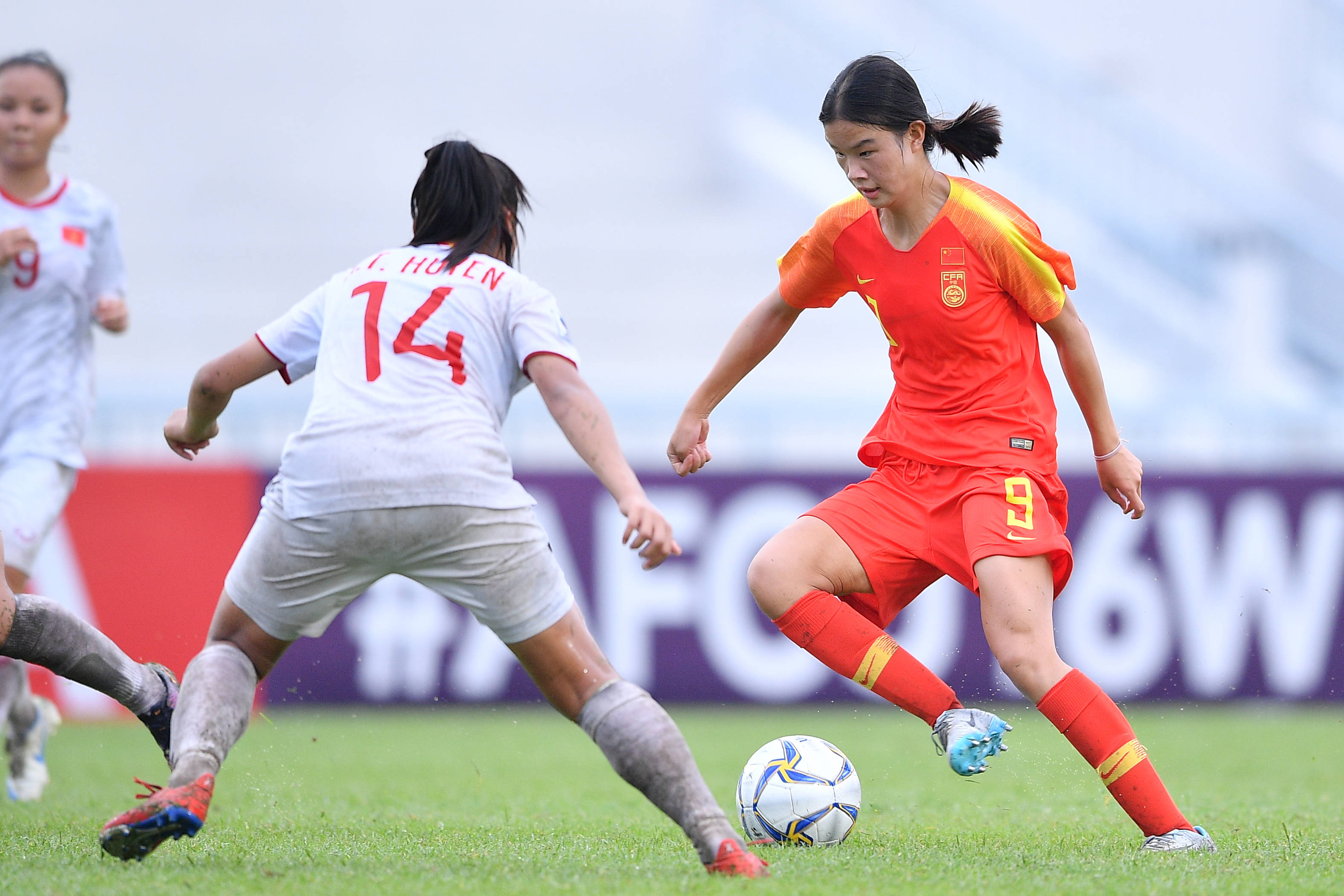 崭新挑战：女足队员全力应对的简单介绍