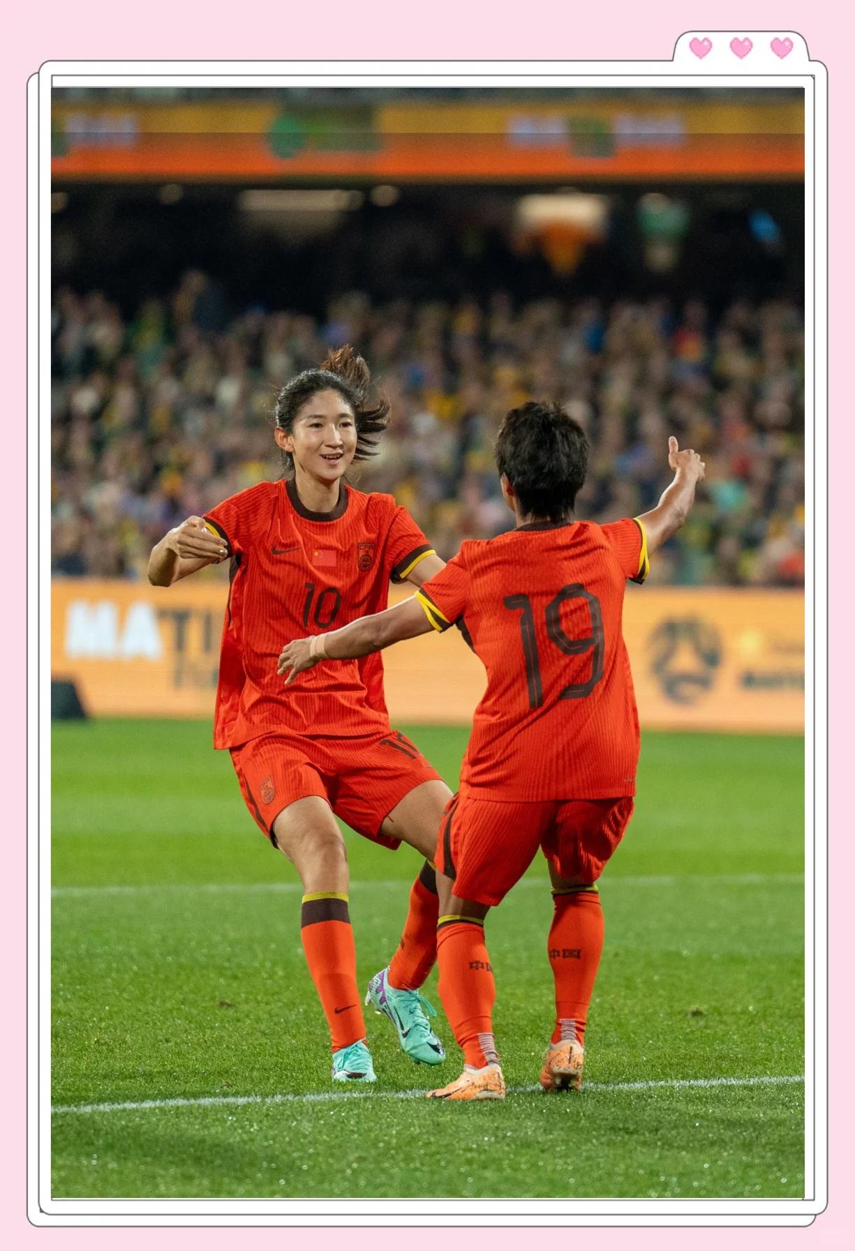 崭新挑战：女足队员全力应对的简单介绍