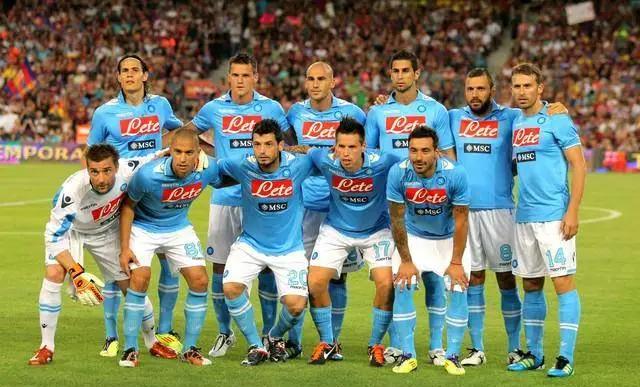 苦战斗魂的足球赛场，胜负难分