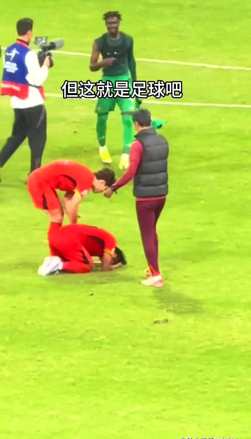 苦战斗魂的足球赛场，胜负难分