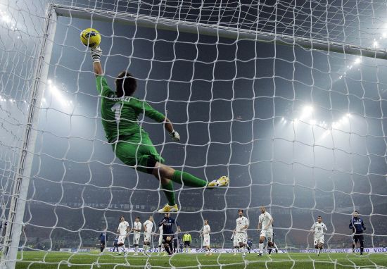 意大利门将费德里科-马里内利和女友度假海滩游泳照曝光