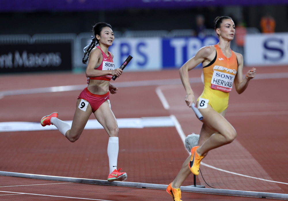 田径接力选手团结力量