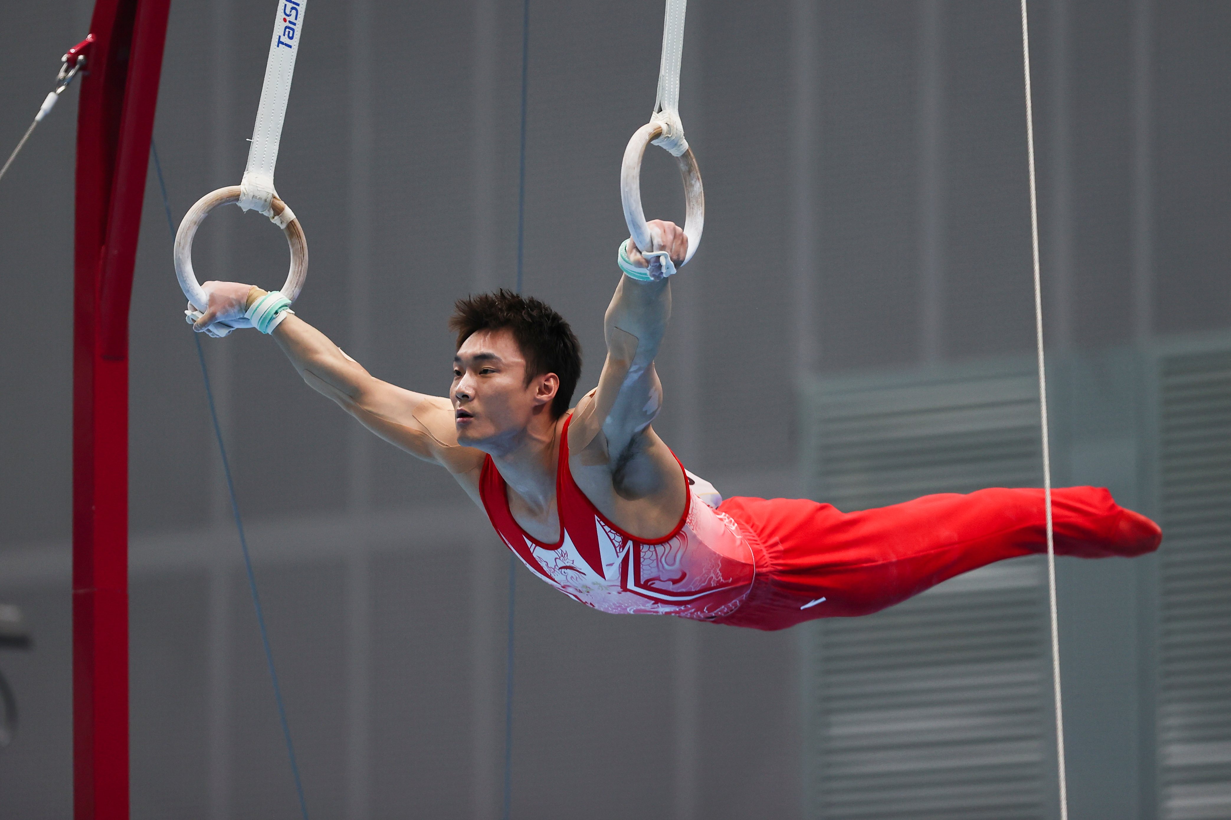 体操比赛惊险激烈，中国选手力压群雄夺魁的简单介绍