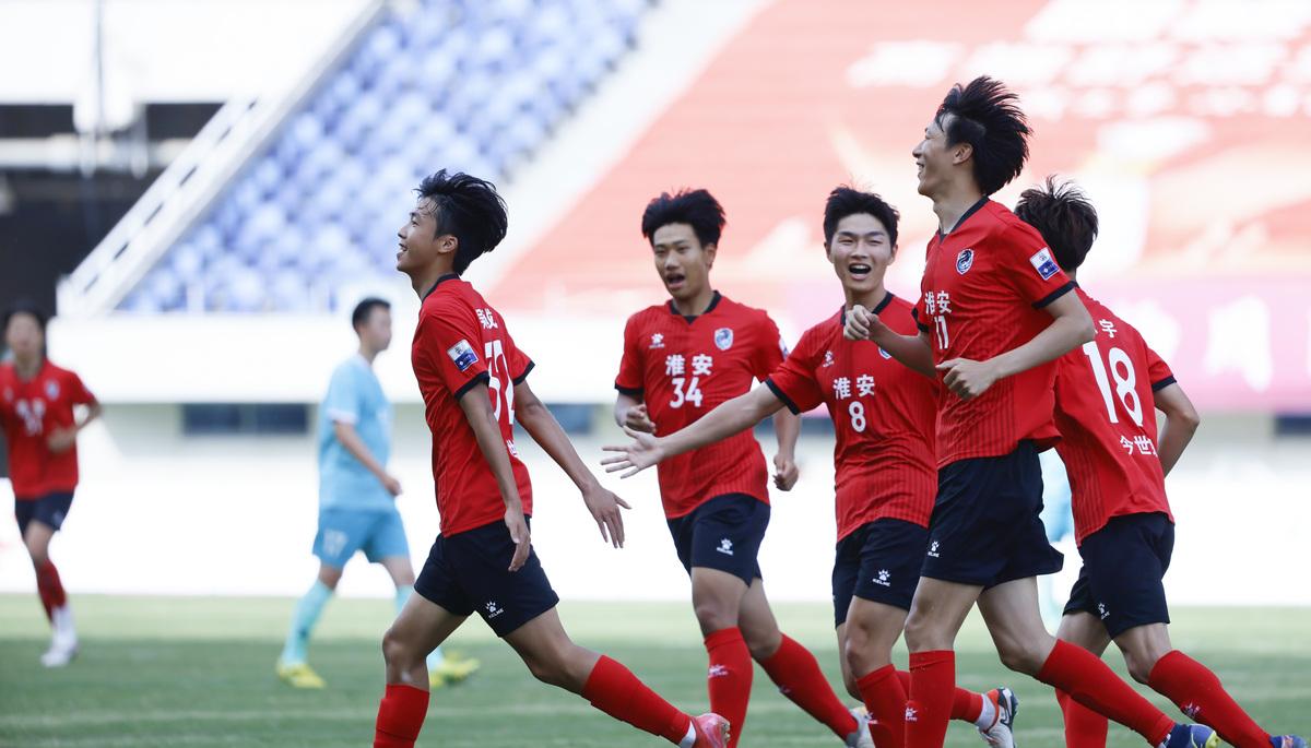 国内足球联赛精彩比赛决定胜负引人期待