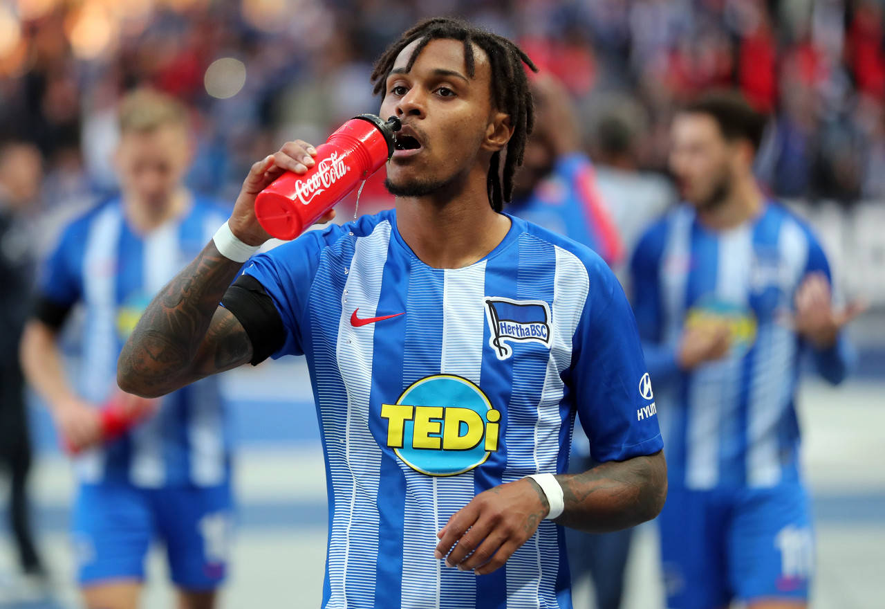 包含柏林赫塔客场挑战成功，摘得关键胜利的词条