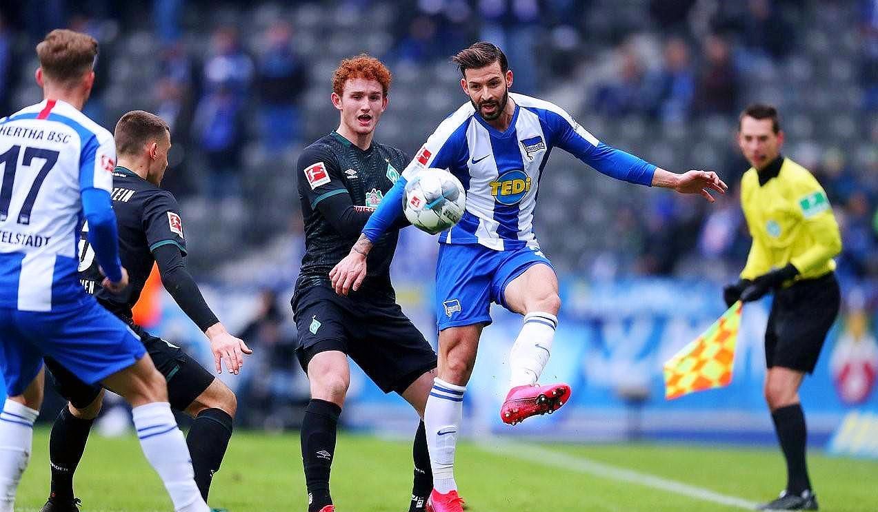 包含柏林赫塔客场挑战成功，摘得关键胜利的词条