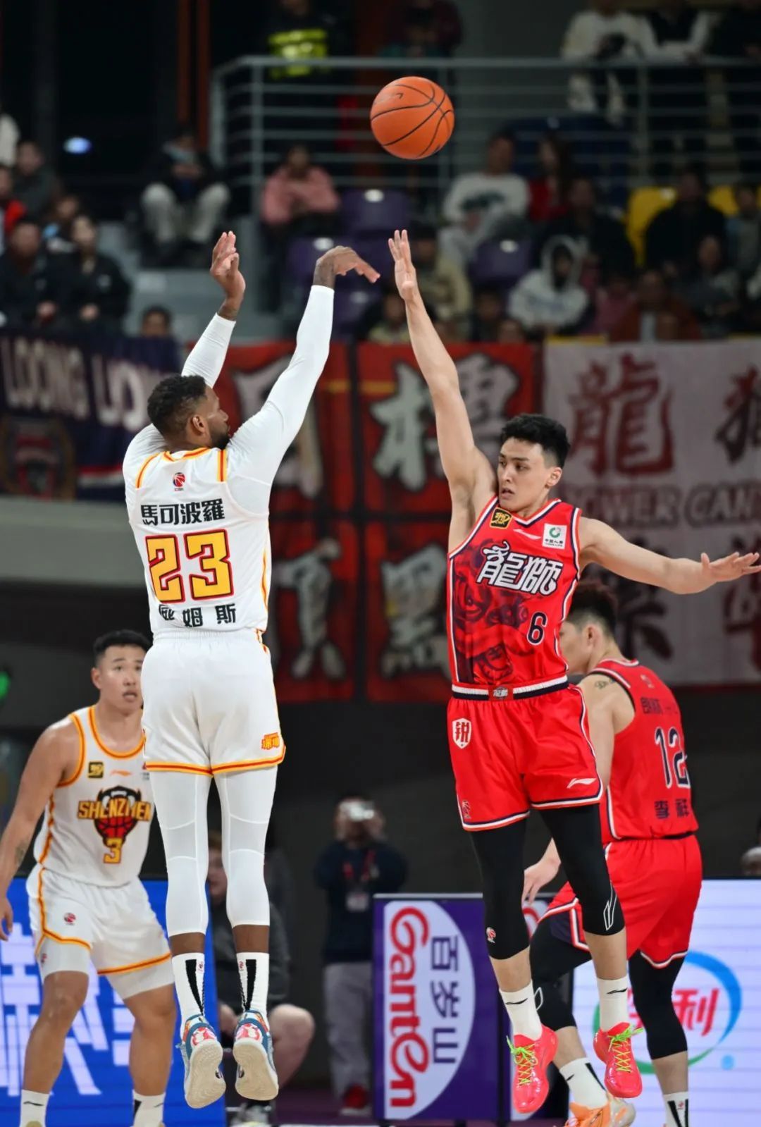 篮球巨星交流赛落幕，球迷为精彩表现喝彩