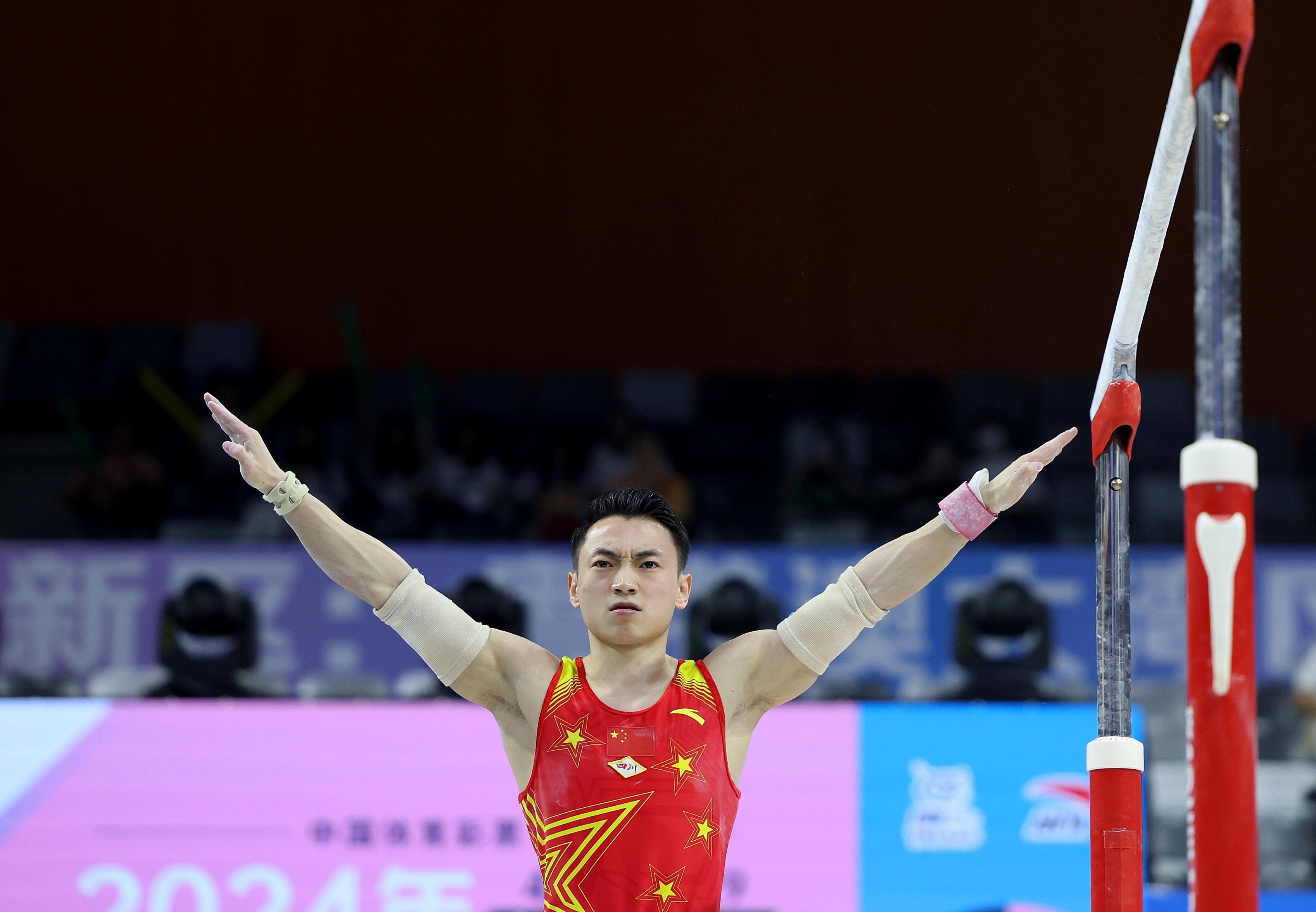 体操比赛战况激烈,选手势均力敌的简单介绍 体操比赛战况激烈,选手势均力敌的简单介绍