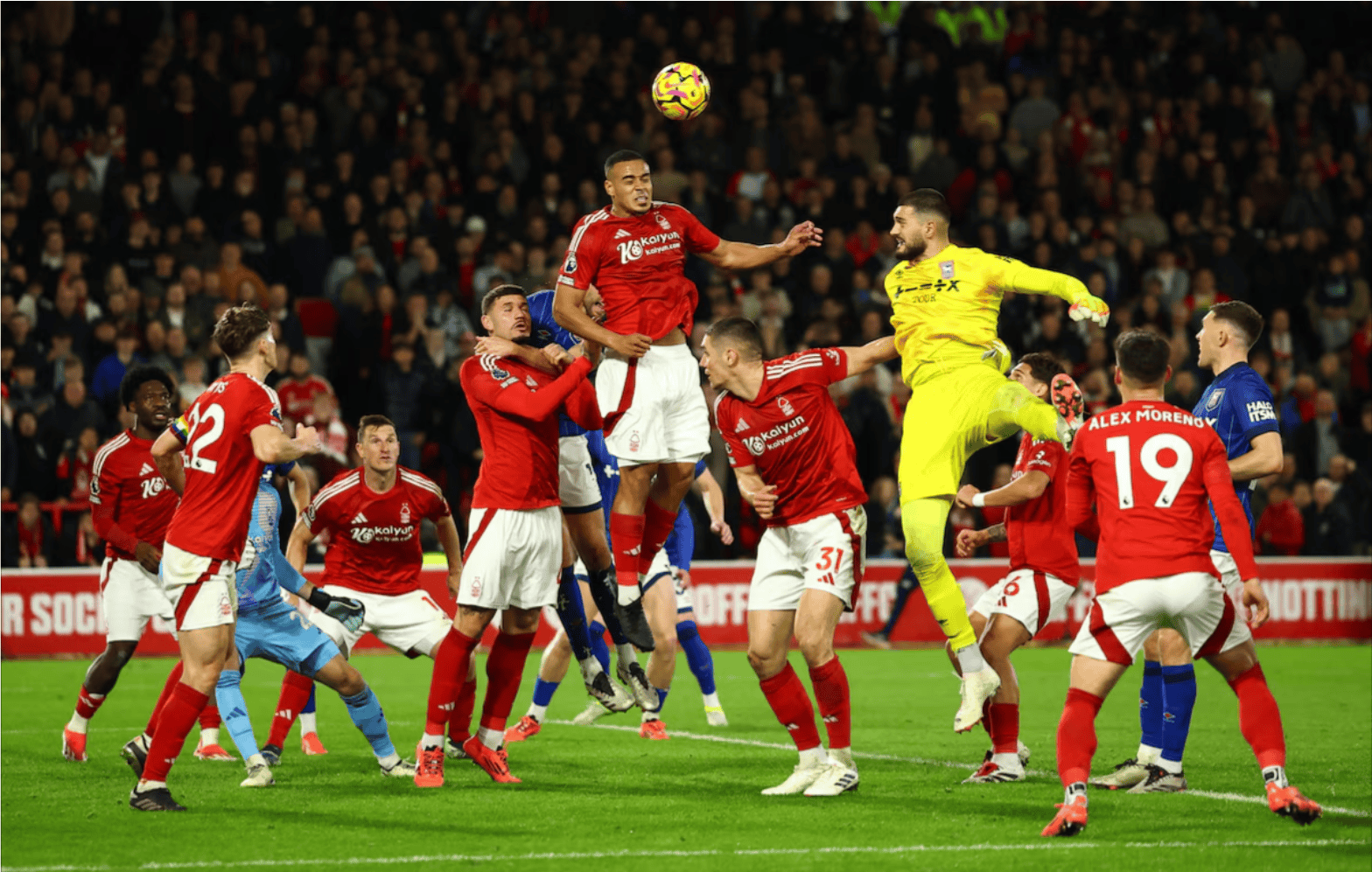 欧洲顶级球队的对决掀起足球热潮