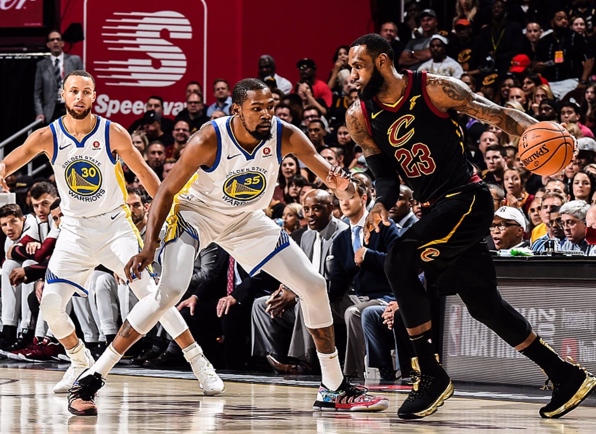 勇士主场战胜活塞，领跑西部