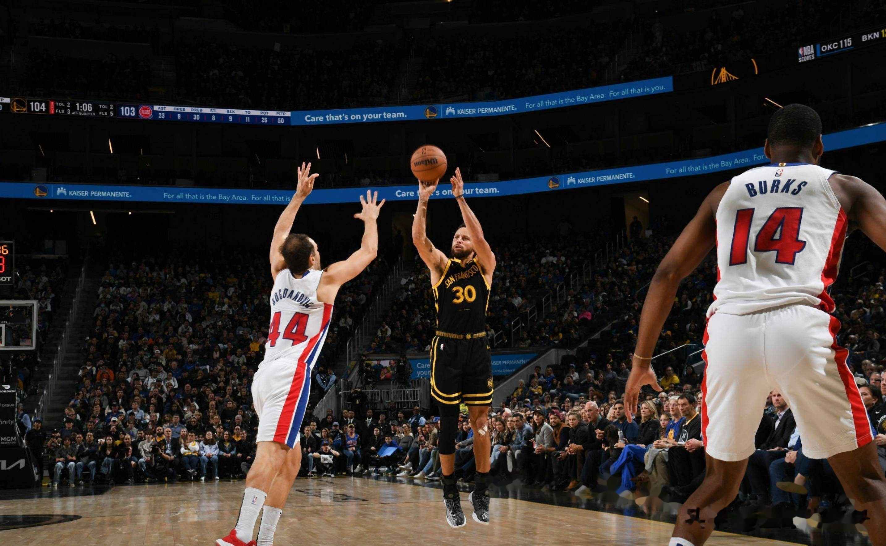 勇士主场战胜活塞，领跑西部