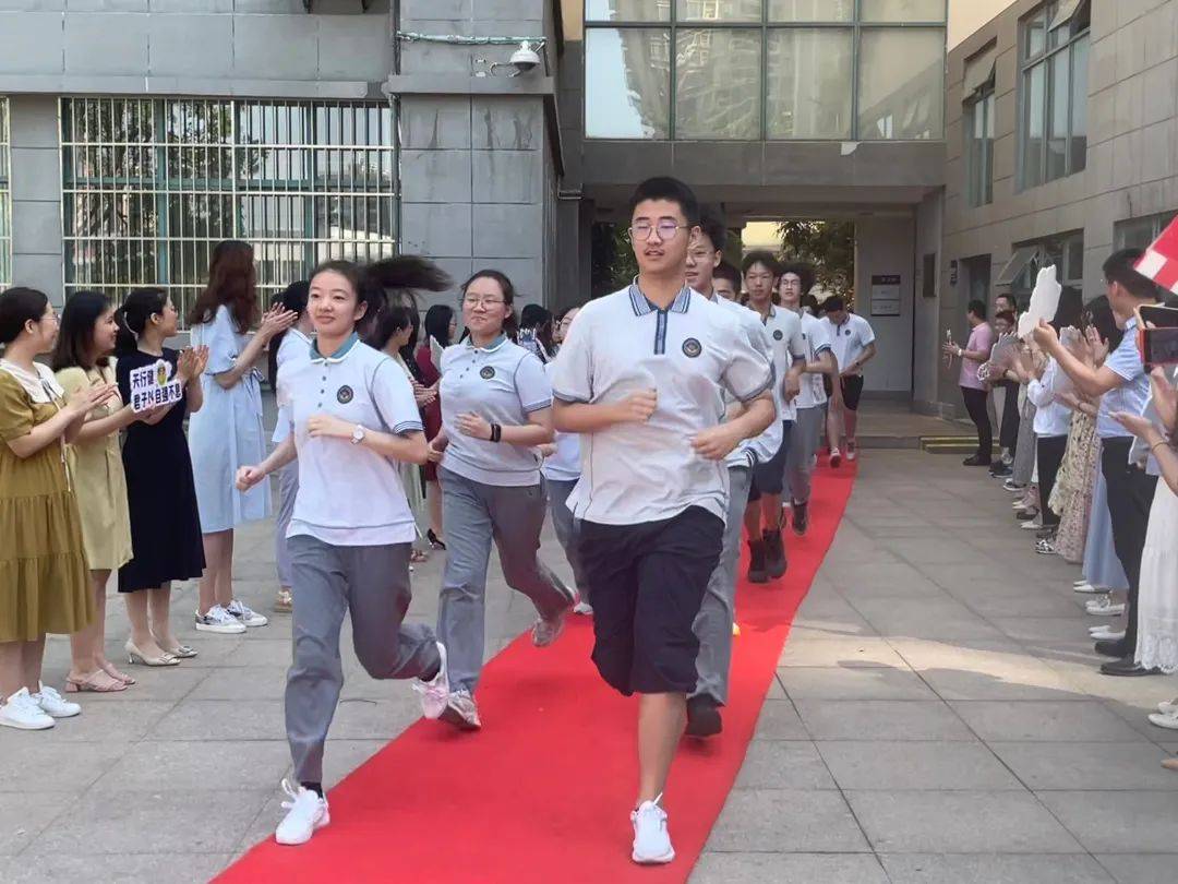 包含巴巴多斯冲刺全力，赢得掌声的词条