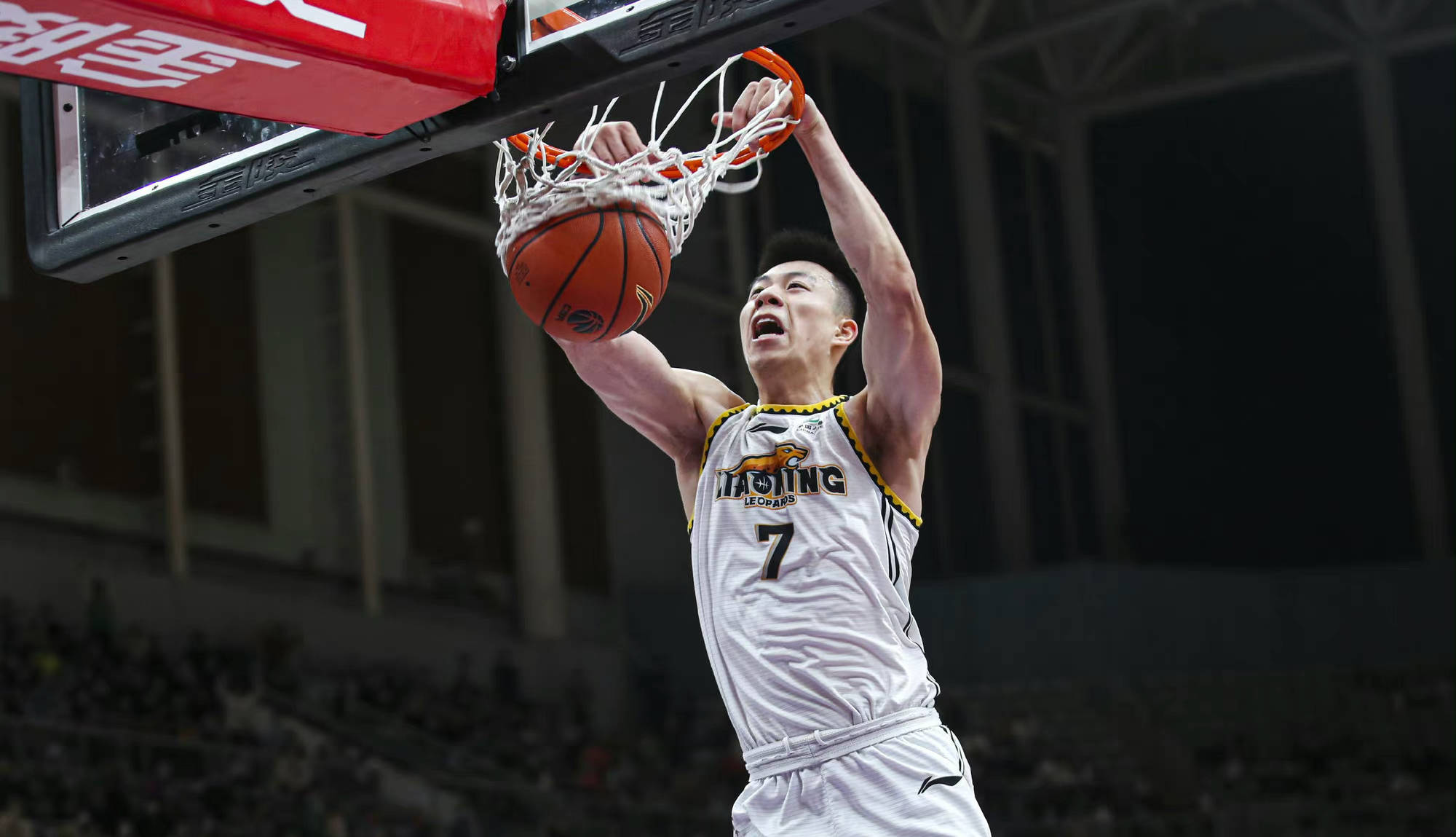 铁卫稳固后防拒敌，球队再胜一仗晋级