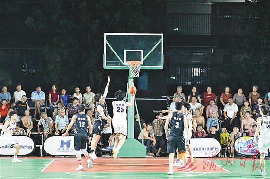 比赛节奏激烈，场上拼抢不断