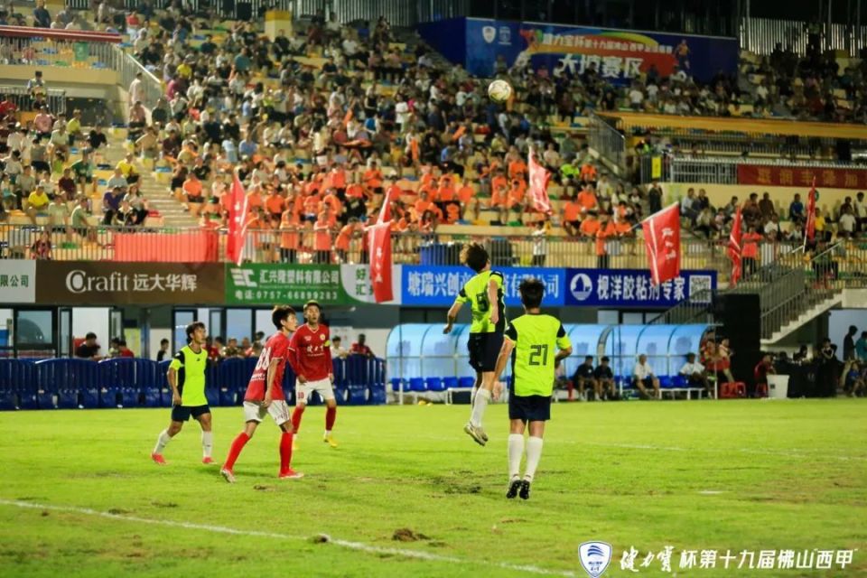 比赛节奏激烈，场上拼抢不断