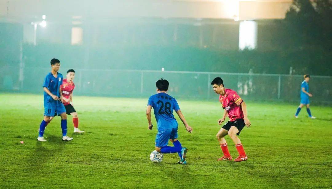 足球比赛现场一波又一波的激动人心的简单介绍