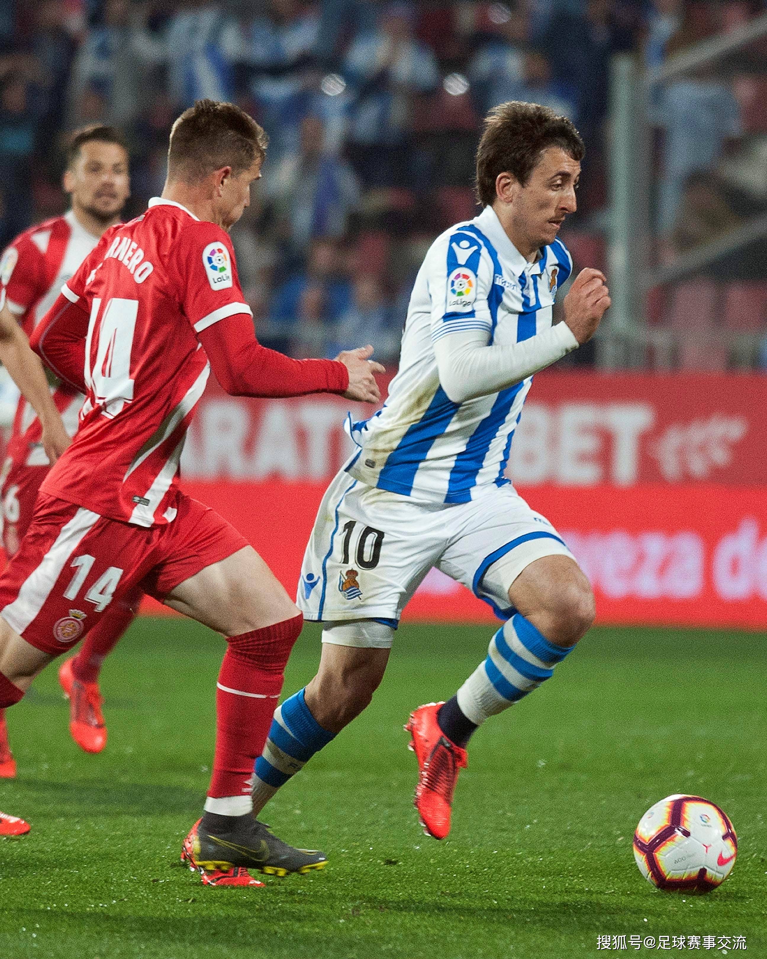 足球比赛现场一波又一波的激动人心的简单介绍