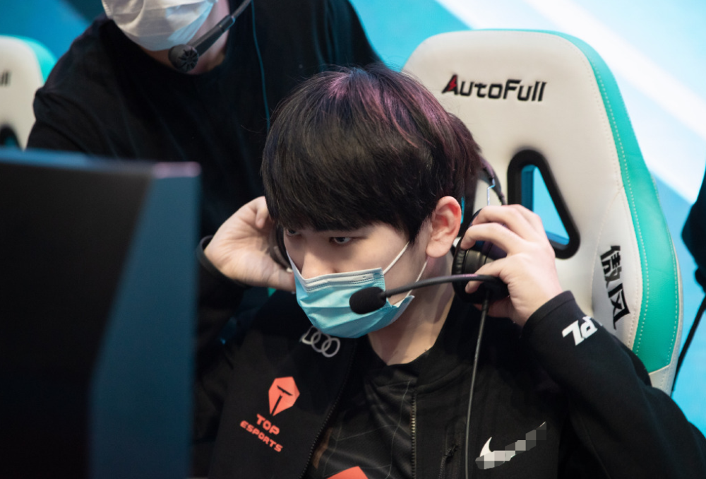 T1碾压V5，JackeyLove拿下关键大龙鏖战多局半决赛，点燃全场激情