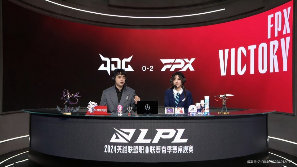 包含V5轻取T1，Kanavi线上压制力十足鏖战多局四强赛，留下经典瞬间的词条