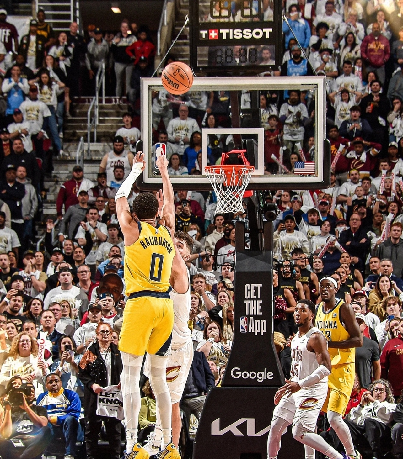 东部决赛猛龙取得突破性胜利，率先领先骑士