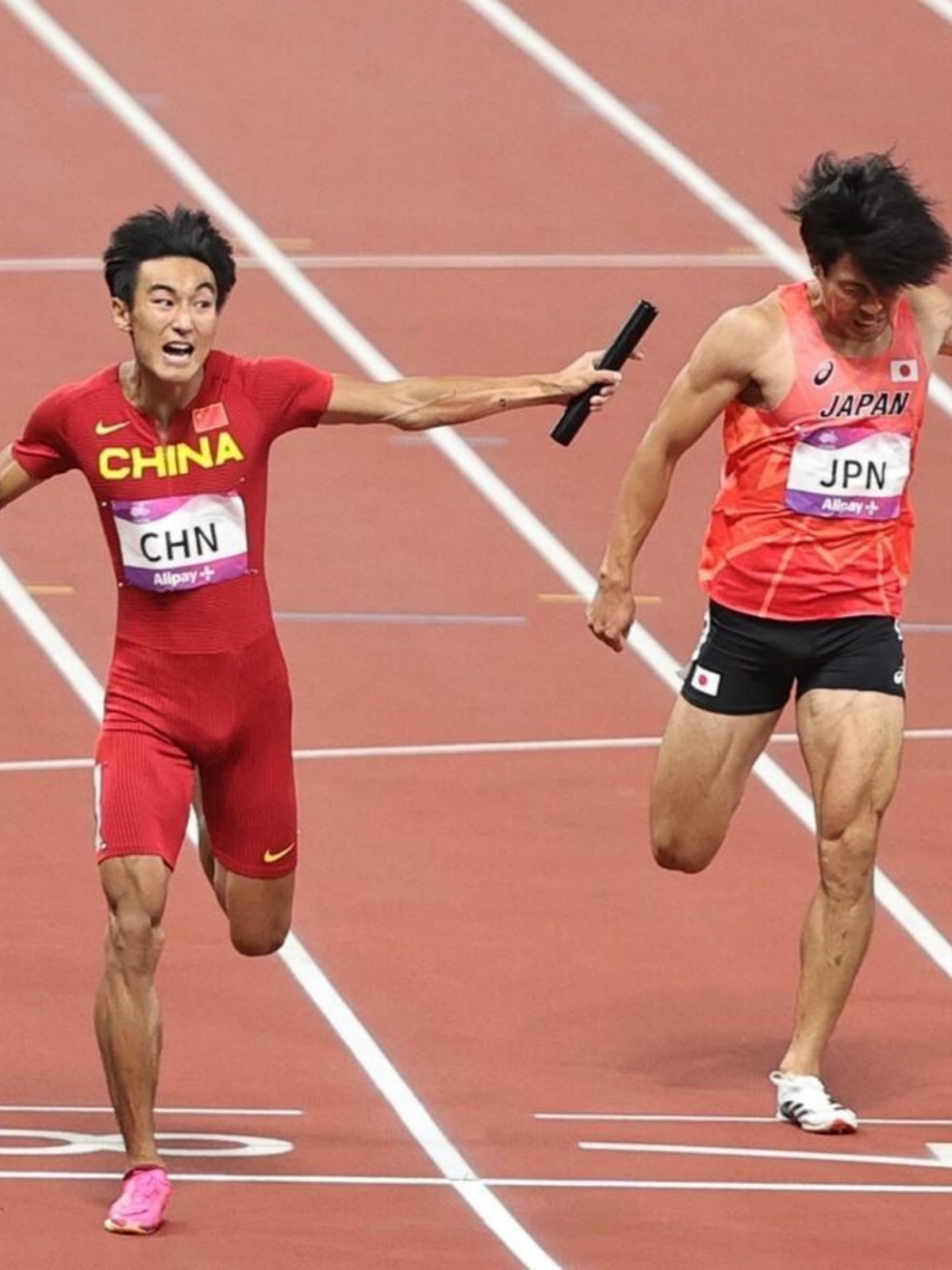 田径比赛：顶尖选手角逐，激情碰撞