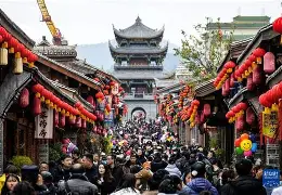 国内足球赛事呈现白热化状态，球队实力悬殊明显