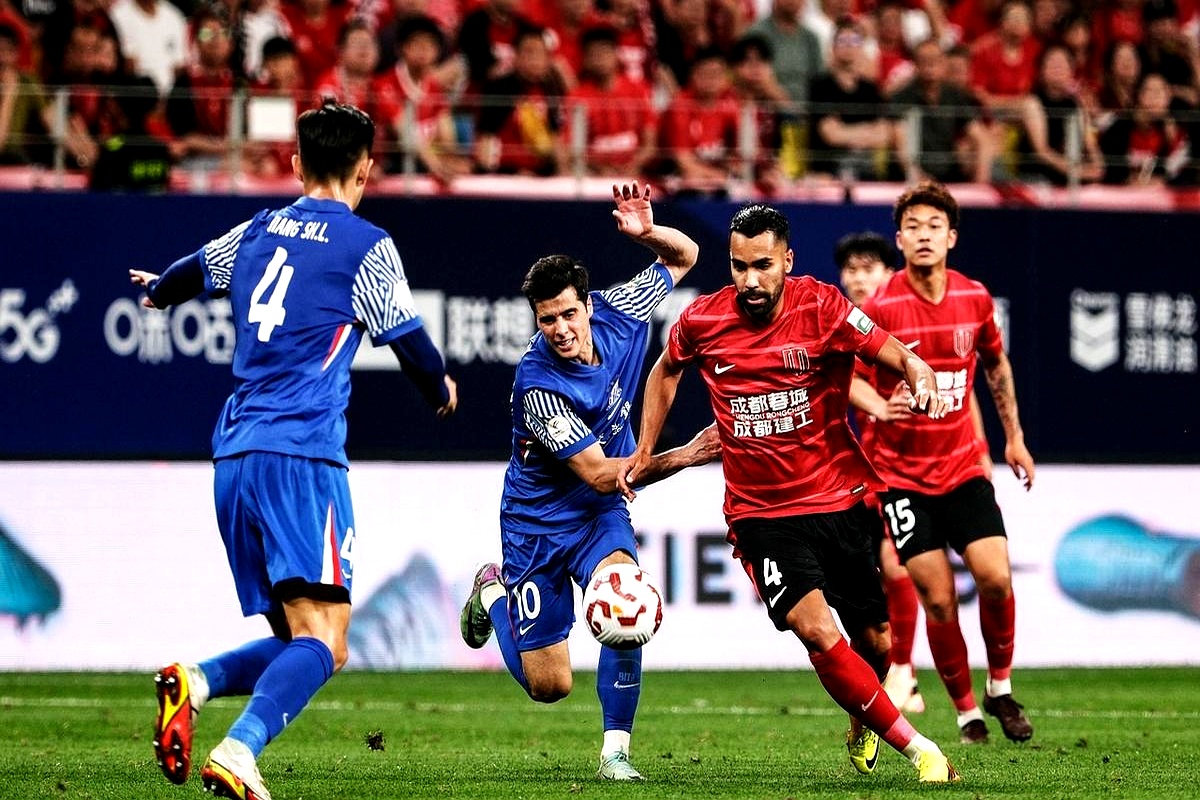 失利让球队陷入危机，激烈角逐仍在继续