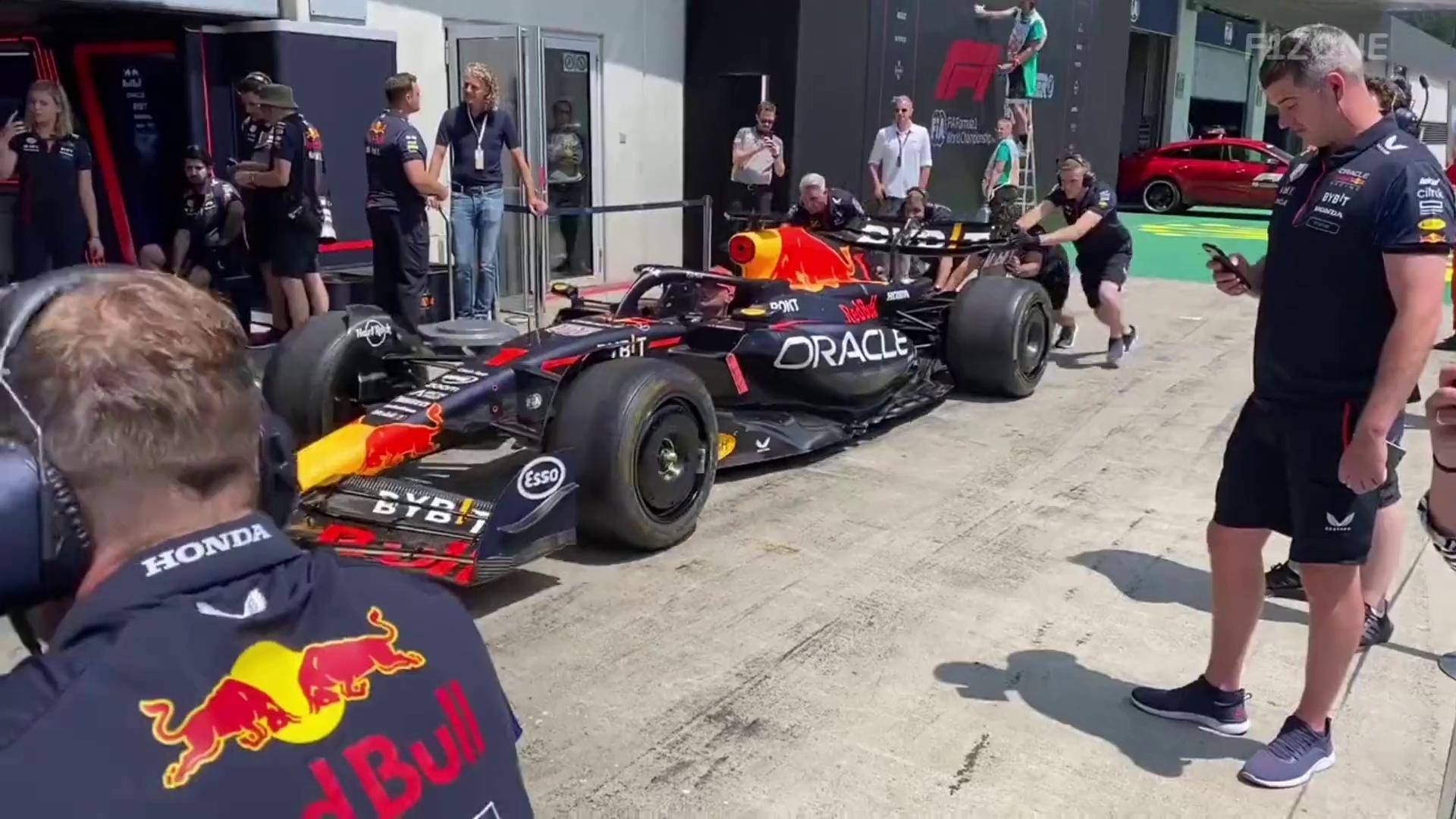 红牛车队力克梅赛德斯，汉密尔顿点燃赛场的简单介绍