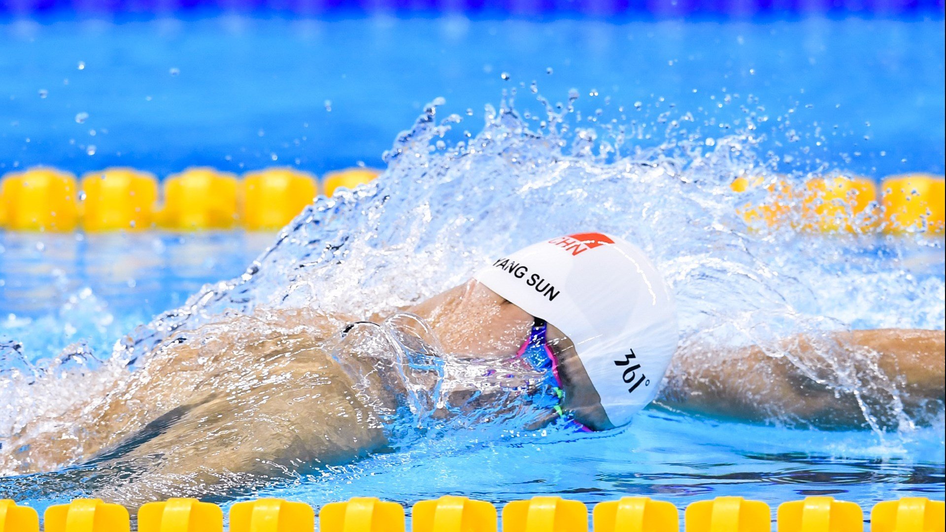 红焰焚银翼，周冠宇驾驭烈马，上演东方统治级表演